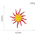 Dettaglio di una toppa ricamata a sole, dimensioni 5,9x6,5 cm e peso leggero di 0,8g - Toppa Ricamata Sole