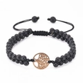Détail macro de perles en lave naturelle et breloque arbre de vie sur bracelet tressé - Pierre de lave