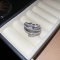 Detailopname van een zilverkleurige meerlaagse spiraalring met zirkonia in een doosje - Meerlaagse Wrap Strass Stijl / Zilver