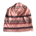 Nahaufnahme von rosa Paisley-Blumenstoff mit Herzmuster für Multifunktions-Kopfbedeckung - Ins Stil Rosa