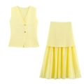 Detalle del chaleco de punto con cuello en V, botones dorados y falda midi plisada - S / Top Y Pantalón / Amarillo