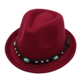 Dettaglio delle borchie turchesi e rivetti argentati sulla fascia del cappello bordeaux - M Taglia Unica Adulto (56-58cm) / Borgogna