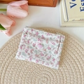 Porte-cartes en toile florale avec bouton coeur sur tapis tressé et tulipes - Rose