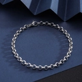 Detail view of silver stainless steel curb chain bracelet with lobster clasp on blue background - Round Box Pearl Link Bracelet [Width 5mm] / Length 21cm