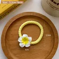 Gelber handgewebter Haargummi mit weißer Frangipani-Blüte, Größe ca. 6 cm x 5,5 cm - Große Frangipani Haargummi