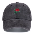 Berretto da baseball in denim lavato nero con ricamo rosa rossa dettagliato sul davanti - Regolabile / Nero