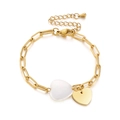 Bracciale a catena dorata con ciondoli a cuore in conchiglia bianca e metallo su sfondo bianco - Ciondolo a Forma di Cuore in Oro (KB145371-Z)