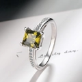 Nahaufnahme des S925-Silberrings mit grünem quadratischem Edelstein und kleinen Diamanten - 5# / Olivgrüner Zirkonia