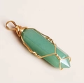 Pendentif hexagonal en aventurine verte avec détail de fil doré enveloppé élégant - Aventurine Verte