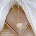 Detalle de collar de titanio dorado con colgante de bolso con perlas, circonitas y grabado GENIUS - Estilo de Bolso (C333) / Dorado