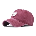 Détail de la casquette en coton lavé vintage avec broderie d'ourson blanc mignon - Réglable / Design d'Ours Rouge Vin