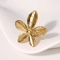 Anillo de flor dorado minimalista en acero inoxidable con diseño de pétalos texturizados - Dorado