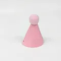 Nahaufnahme von rosa Filz Partyhut für Haustiere mit weichem Pompon für Geburtstage - Rosa Hut