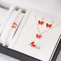 Kinder sieradenset met rode vlinders en witte parels in een zwarte geschenkdoos - Vlinder Parel Ketting Armband Ring en Oorbellen Set / Rood