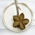 Molla per capelli a forma di fiore marrone opaco su vassoio decorativo bianco - 8 cm / Giallo Zenzero Gomma