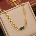 Dettaglio della collana d'oro con un ciondolo quadrato di pietre preziose verde smeraldo - Stile Gemma Rettangolare a Doppia Catena Grossa e Fine (1#)