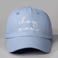 Detail der Dog Mom Stickerei in Weiß auf einer hellblauen Baumwoll-Baseballkappe - Einheitsgröße / Himmelblau