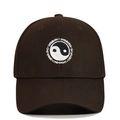 Dettaglio del ricamo Yin Yang e della scritta Swimming bianca su un cappello di cotone marrone - Regolabile / caffè
