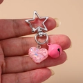 Portachiavi cuore rosa con glitter, chiusura a stella argentata e piccolo campanello - Rosa