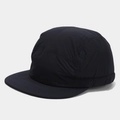 Detalle de gorra camper de cinco paneles en tejido sintético negro resistente al agua - Azul marino