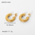 Vista macro di orecchini a cerchio intrecciati in oro 18K con dimensioni 19,86mm e 11,1g - Stile Torta Oro (JDE201484)