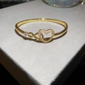 Gros plan du bracelet jonc plaqué or 18K avec symboles cœur et infini en zircons pavés - Design Cœur & Infini (5#) / Or