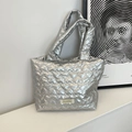 Sac à main matelassé argent métallique avec motifs ondulés et poignées rembourrées - Petit / Style Argenté avec Motif de Coeur