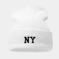 Primer plano de la textura de punto y bordado negro NY en el gorro de lana blanco - Talla única / Blanco