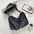 Borsa tote leopardata con laptop e profumo su uno sfondo in tessuto bianco - Borsa a Spalla con Stampa Leopardata Floccata