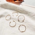 Ensemble de bagues géométriques dorées avec perles et anneaux texturés sur tissu doux - Collection de Cinq Bagues Minimalistes (J2)