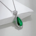 Elegante zilveren ketting met groene druppelvormige zirkoon hanger en witte kristallen - Smaragd Stijl