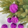 Lila spiralförmige Weihnachtskugeln mit Wellenstruktur hängend an einem Weihnachtsbaum - Lila (6 Stk./Packung)