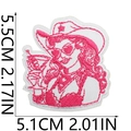 Λεπτομερής προβολή κεντητού σήματος cowgirl με μετρήσεις μεγέθους σε εκατοστά και ίντσες - W11NZ-082-02