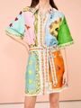 Detail eines bunten Hemdkleides mit Polokragen und Bindegürtel mit Poker-Print-Mustern - S / Bunter Druck