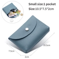 Dettaglio del portamonete in pelle azzurra con dimensioni 10,5x7,5x2cm e vano carte - Strato Singolo / Azzurro