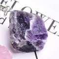 Llavero de amatista natural en bruto con cristal violeta de forma irregular - Amatista