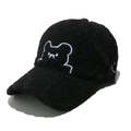 Detalle de gorra de béisbol negra de felpa con bordado de oso blanco estilo minimalista - M (56-58cm) / Negro