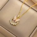 Gouden vlinderketting met roze hanger, parels en zirkonia op een sieradendoosje - Ketting / Kleurrijke roze vlinder (367)