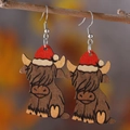 Pendientes de madera con diseño de vaca y gorro de Navidad en una rama rústica - 1444-Vaca de las Tierras Altas