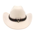 Weißer Cowboyhut aus Filz mit ethnischem Band und metallischem Stierkopf-Ornament - Beige