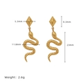 Vista de detalle con dimensiones de los pendientes de serpiente bañados en oro 18K - Dorado