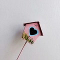 Casetta per uccelli in metallo rosa con foro a cuore e asta per decoro giardino - Casetta per Uccelli 3D Rosa