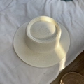 Schicker cremeweißer Strohhut mit flacher Krone und breiter Krempe für den Strandurlaub - M / Milchweiß