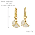 Orecchini a ventaglio in acciaio dorato con conchiglia e perle d'acqua dolce, 31mm - Oro