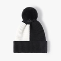 Gorro de punto de invierno en blanco y negro contrastado con un gran pompón de piel sintética - Negro (23B091)