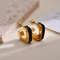 Detailansicht geometrischer C-Ohrringe mit Goldbeschichtung und schwarzer Emaille - Schwarz