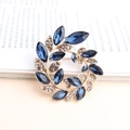 Blumenkranz Brosche mit tiefblauen Kristallen und Gold-Finish auf einem Buch - Kranzform / Dunkelblau (Goldbasis/Tiefblauer Kristall)