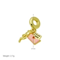 Detail eines goldenen Rosen- und rosa Umschlaganhängers mit I love you Gravur - Rosenumschlag Charm