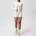 Ensemble trois pièces avec veste zippée cintrée, haut et short en couleur blanc cassé - Ivoire Clair