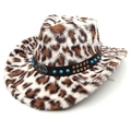 Dettaglio del cappello da cowboy leopardato in peluche con perline turchesi e fibbia - M (56-58cm) / Corona a Cuore Beige